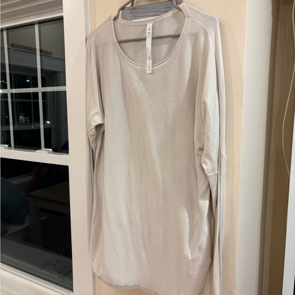 Lululemon women’s Cream lightweight sweater